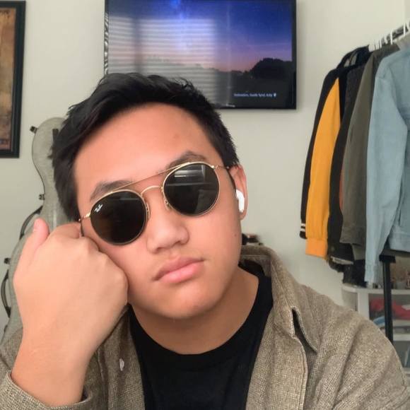 Profile Picture of Sebastian Quenga (@sebastianquenga) on Poshmark