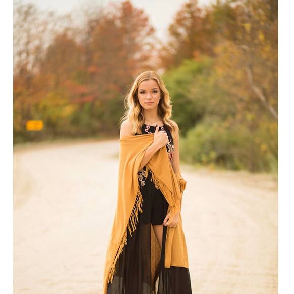 Profile Picture of Hannah Helquist (@hannahhelquist) on Poshmark