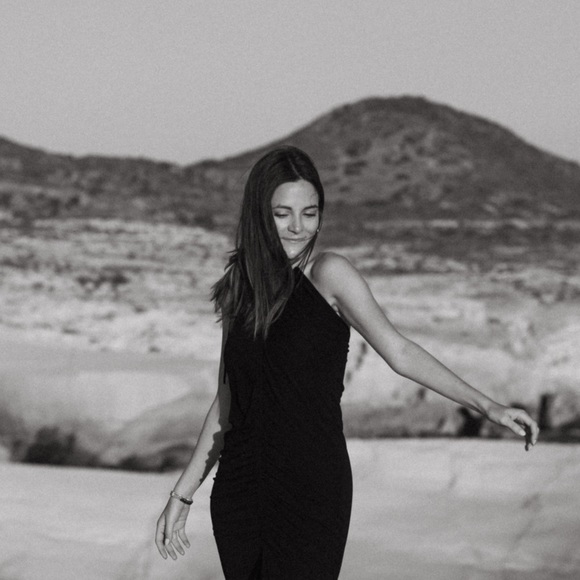 Profile Picture of Olivia Simon (@oliviasimon3) on Poshmark