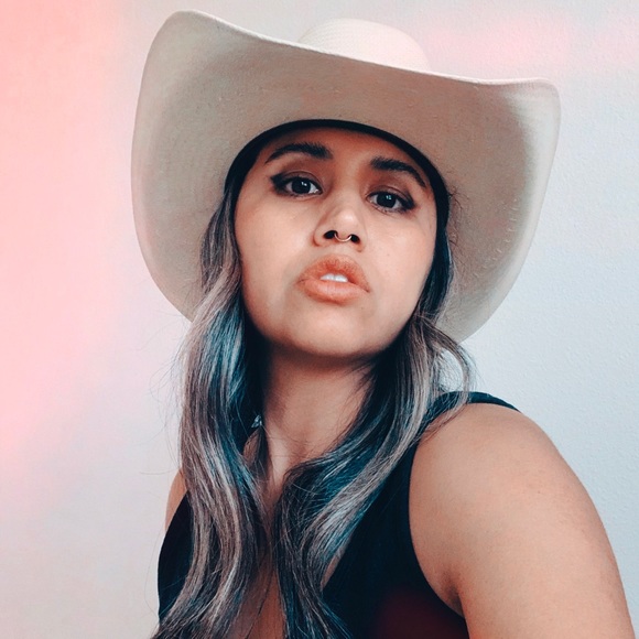 Profile Picture of Adahara Dehesa (@acdehesa) on Poshmark