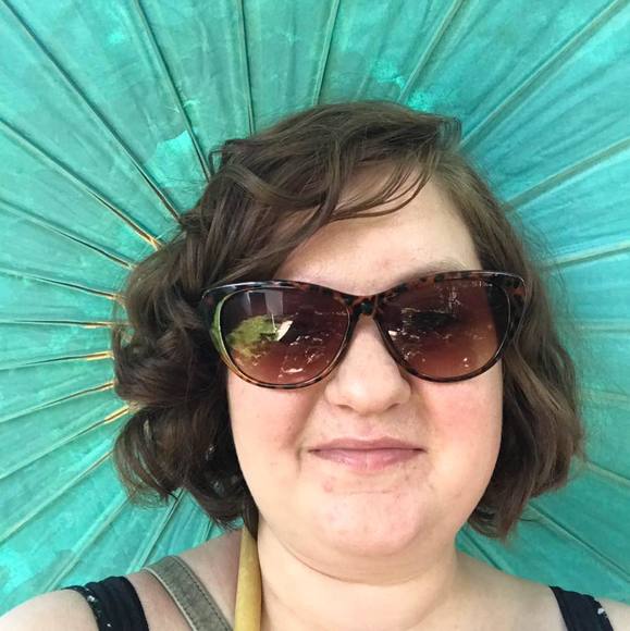 Profile Picture of Lisa Piper (@liapip) on Poshmark