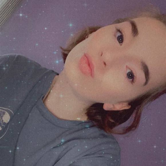 Profile Picture of Danielle Nealon (@daniellenealon) on Poshmark