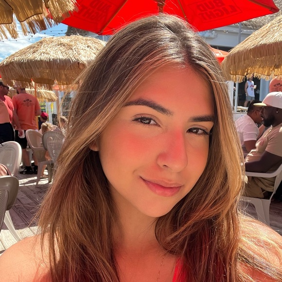 Profile Picture of Julia Cabral (@jujubinhacabral) on Poshmark