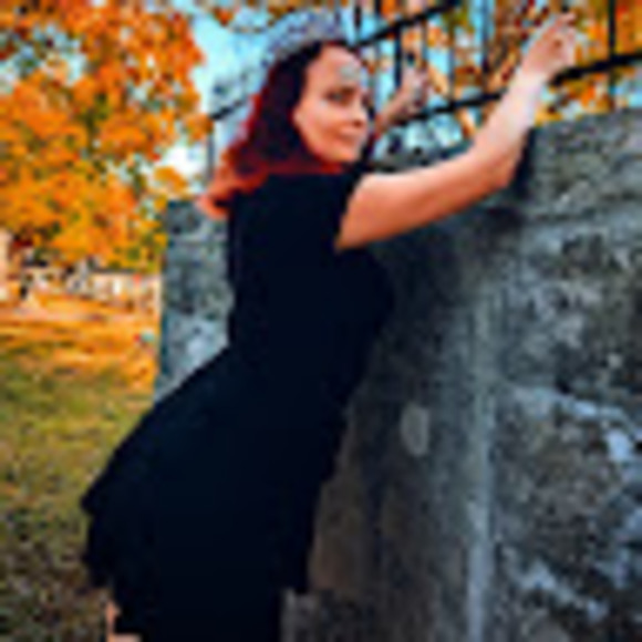 Profile Picture of Stacy Gogolin (@stacy_gogolin) on Poshmark