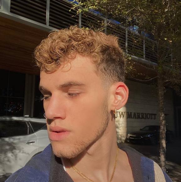 Cole Haltom - Poshmark Profile Picture of Cole Haltom (@colehaltom) on Poshmark