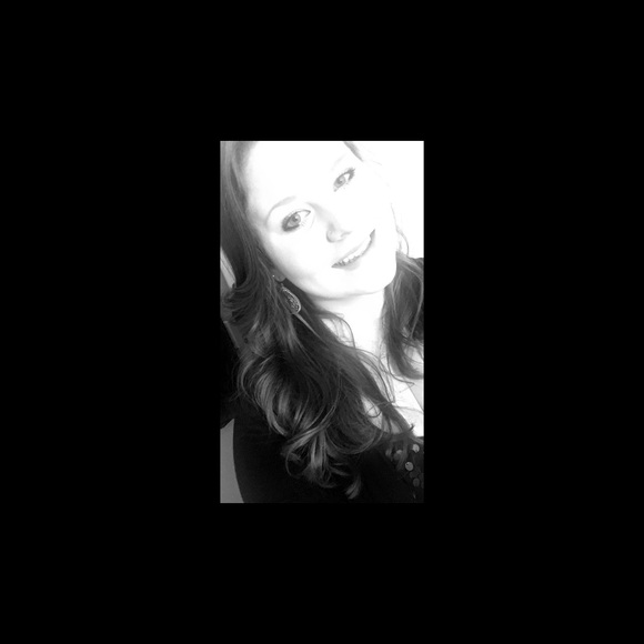 Melissa Tretton - Poshmark Profile Picture of Melissa Tretton (@sweetmelissamae) on Poshmark