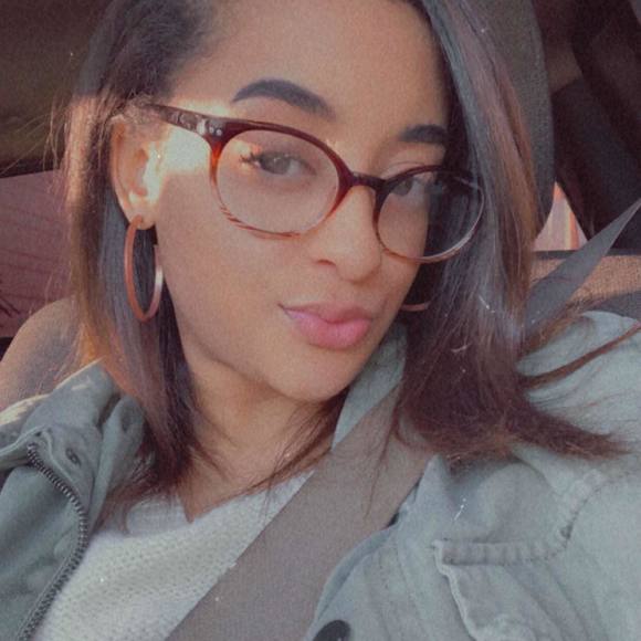 Profile Picture of Ariel Elliott (@arielelliott45) on Poshmark