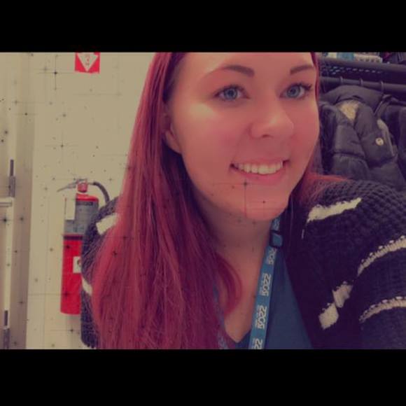 Profile Picture of Bailey Mcconnell (@baileymcconn633) on Poshmark