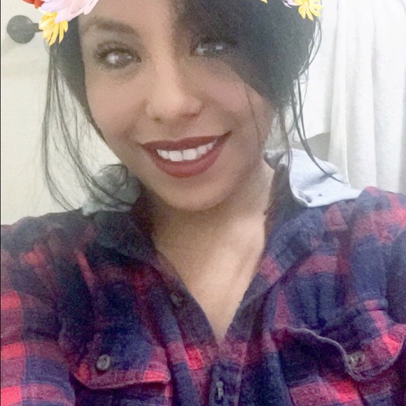 Profile Picture of Yesenia Armenta (@yesiarmenta) on Poshmark