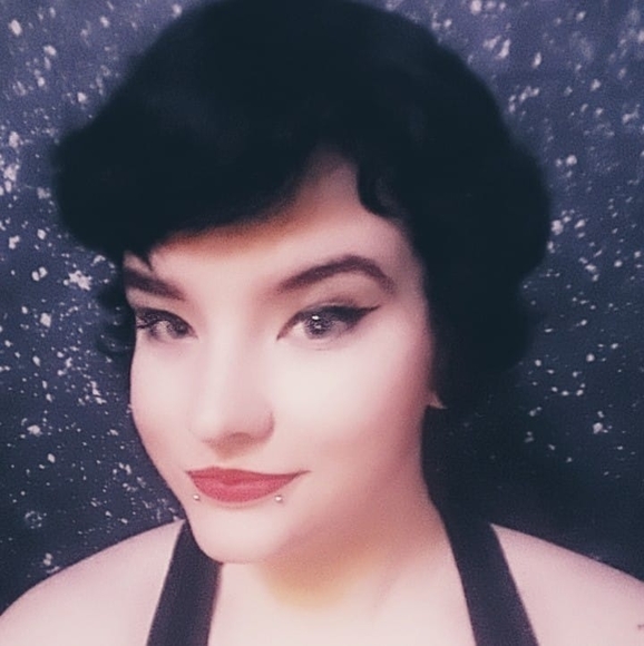 Profile Picture of Liesl Schwall (@lschwall) on Poshmark