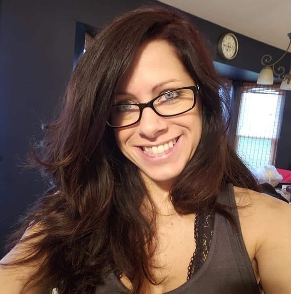 Profile Picture of Valerie Komperda (@vlynn02) on Poshmark