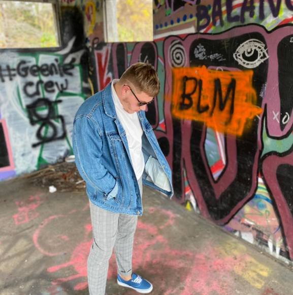 Profile Picture of Danny Gardner (@ayoo_danny) on Poshmark