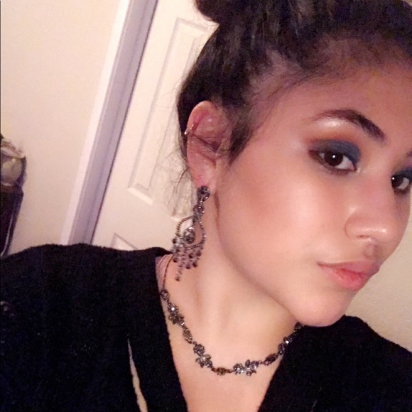 Profile Picture of Rhianna Nanson (@rhinanson) on Poshmark