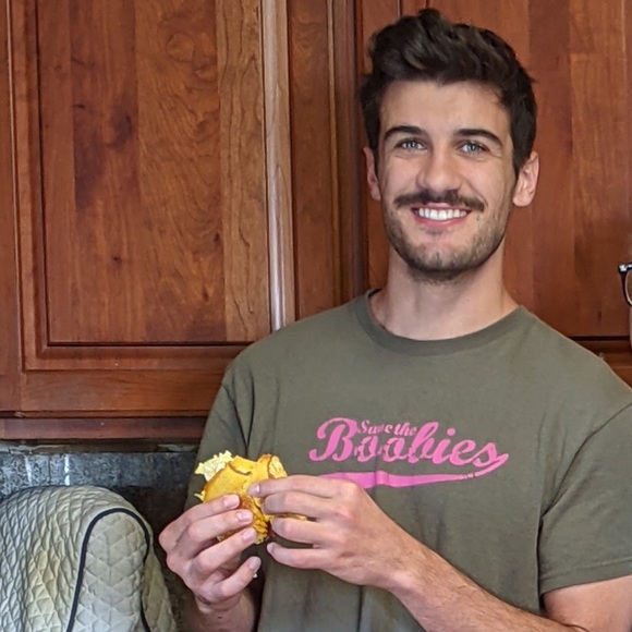 Profile Picture of Daniel Pinto (@dpinto97) on Poshmark