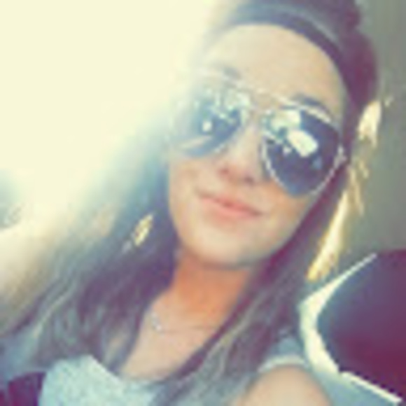 Profile Picture of Michelle Oehmke (@chello0330) on Poshmark