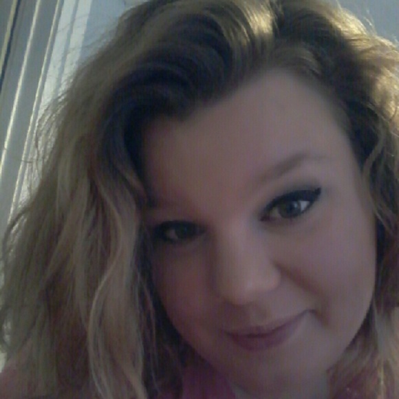 Profile Picture of Audrey Lantz (@audreylantza) on Poshmark