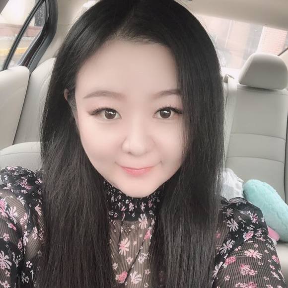 Profile Picture of Raina Kim (@sakak77) on Poshmark