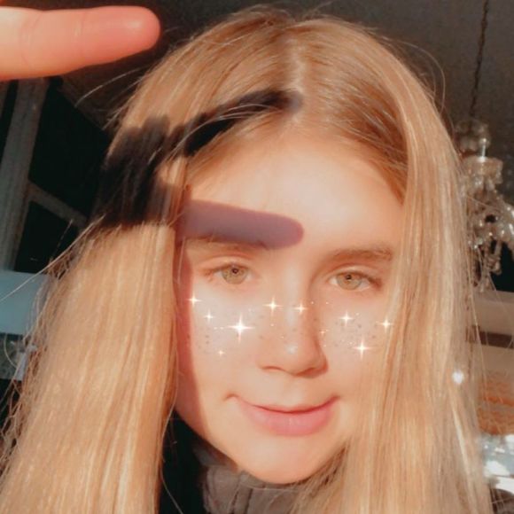 Profile Picture of Lola Klager (@lolaklager) on Poshmark