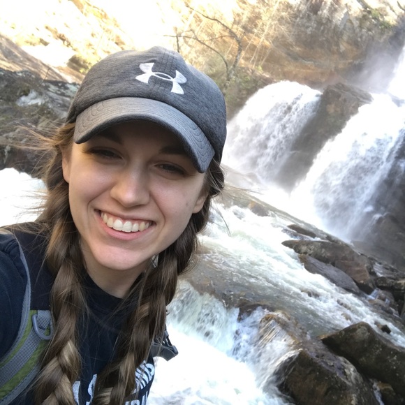 Profile Picture of Chloe Morrison (@chlomo_8) on Poshmark