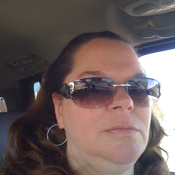Profile Picture of Kim Olin (@ksolin) on Poshmark