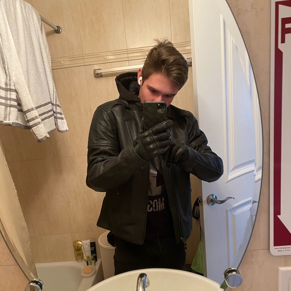 Profile Picture of Jeffrey Slavinsky (@jeffrc) on Poshmark