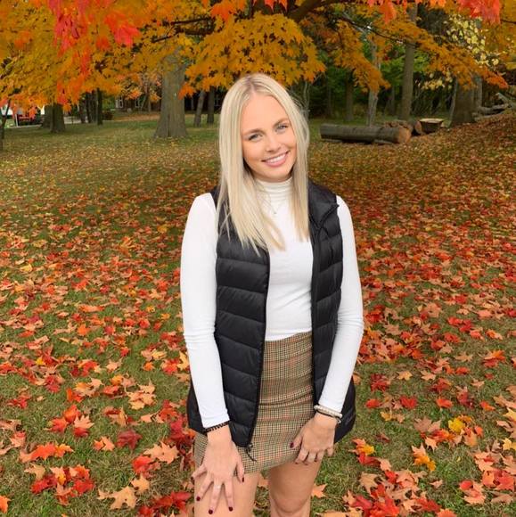 Profile Picture of Caitlin Hawkes (@hawkescaitlin) on Poshmark