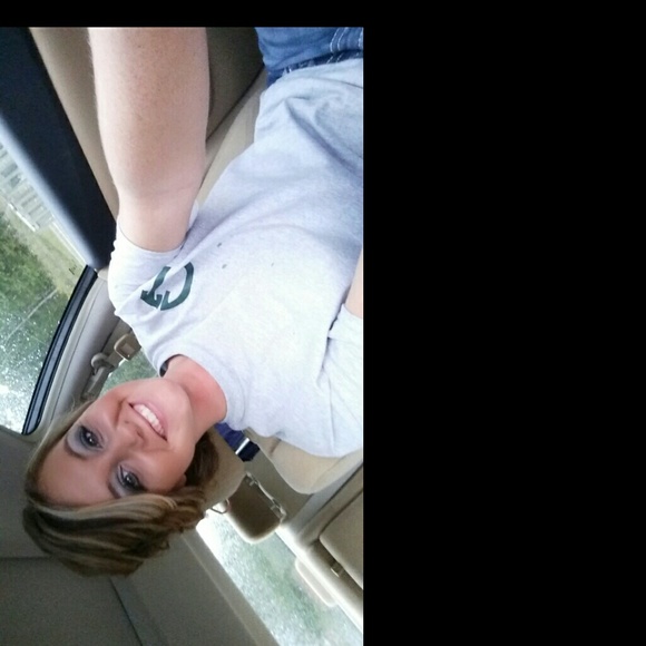 Profile Picture of Hannah Horton (@hannah_horton) on Poshmark