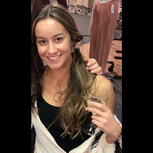 Profile Picture of Shelby Glosson (@shelbyglosson18) on Poshmark