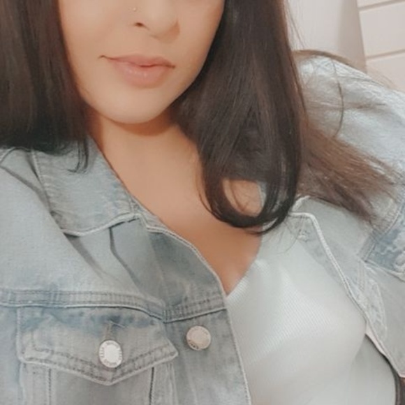 Profile Picture of Carly Perry (@carlyperry610) on Poshmark