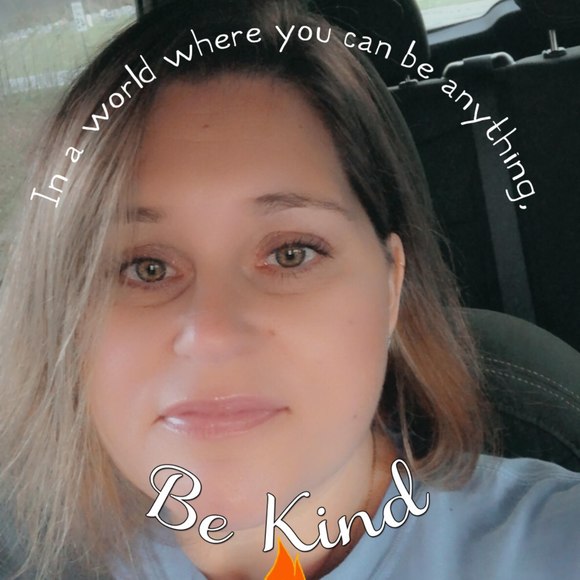 Profile Picture of Mindy Mohring (@mindymohring) on Poshmark