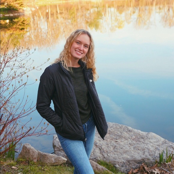 Profile Picture of Haley Bellaus (@haleybellaus) on Poshmark