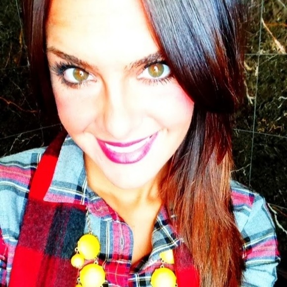 Profile Picture of Nicole Spradley (@spradley33) on Poshmark