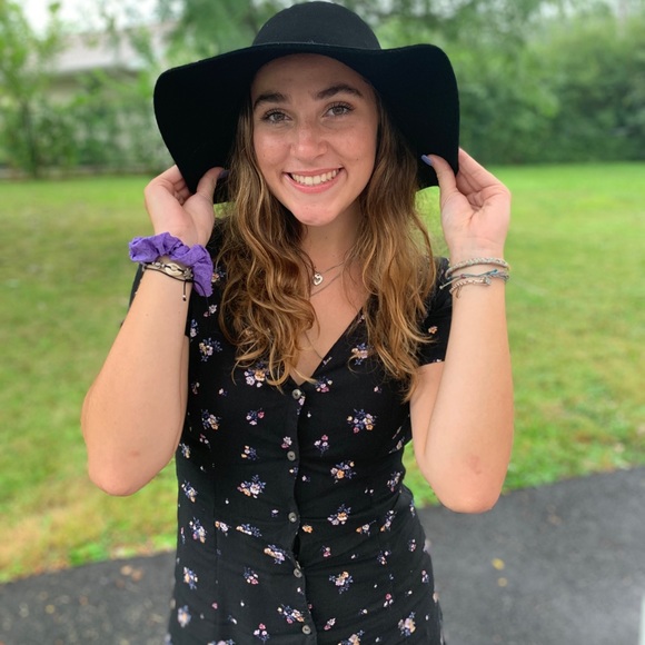 Profile Picture of Julia Foster (@juliafosterr25) on Poshmark