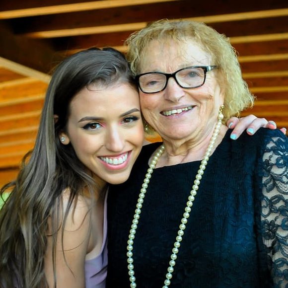 Amanda Amor - Poshmark Profile Picture of Amanda Amor (@amandaaloves) on Poshmark