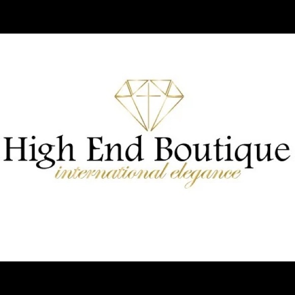 Profile Picture of Laurie Scarth (@highendboutiq) on Poshmark