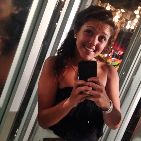 Profile Picture of Jennifer Bartusek (@heyitsjennifer) on Poshmark