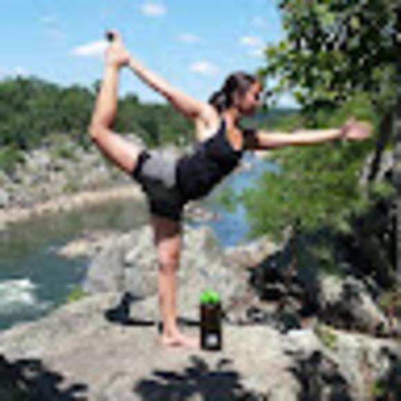 Profile Picture of Arielle Crooks (@betwixt_bazaar) on Poshmark