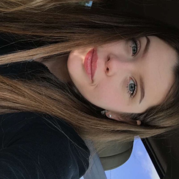 Profile Picture of Daria Ostrovska (@dariaostrovska) on Poshmark