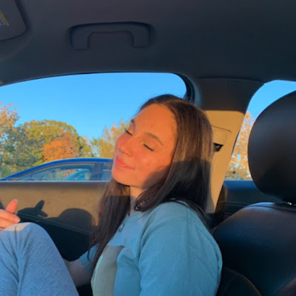 Profile Picture of Ellie Reichardt (@elliereichardt) on Poshmark