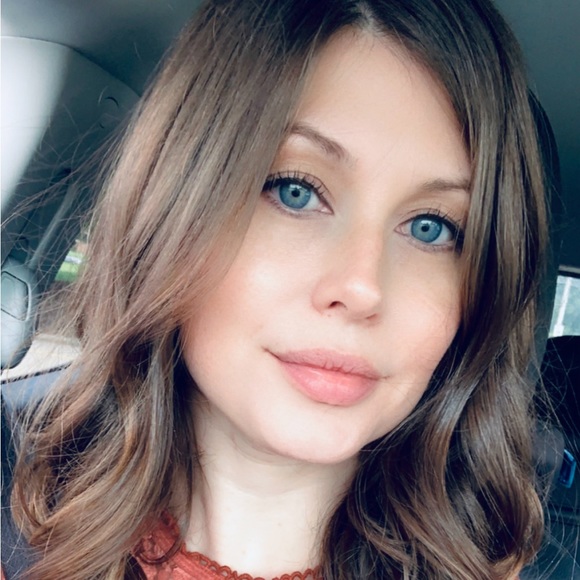 Profile Picture of Lillian Hardy (@lilycakes71) on Poshmark