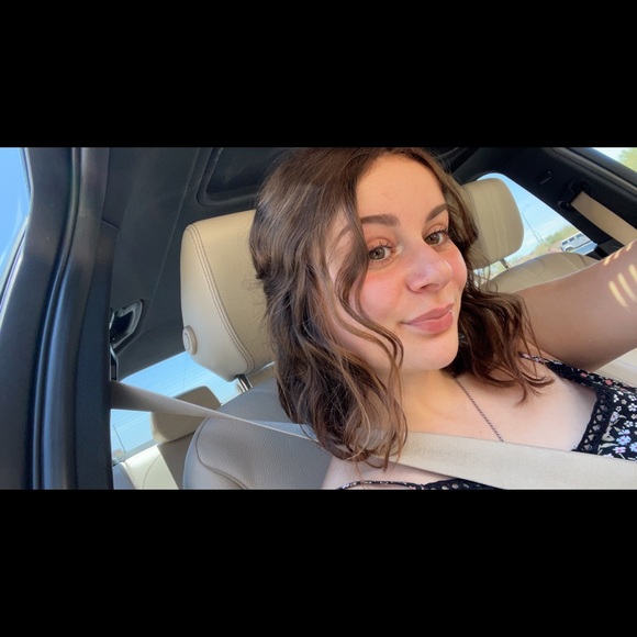 Profile Picture of Isabella Leite (@isabella_leite) on Poshmark