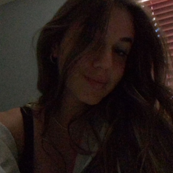 Profile Picture of Sydney Sydney (@sydneyelster) on Poshmark