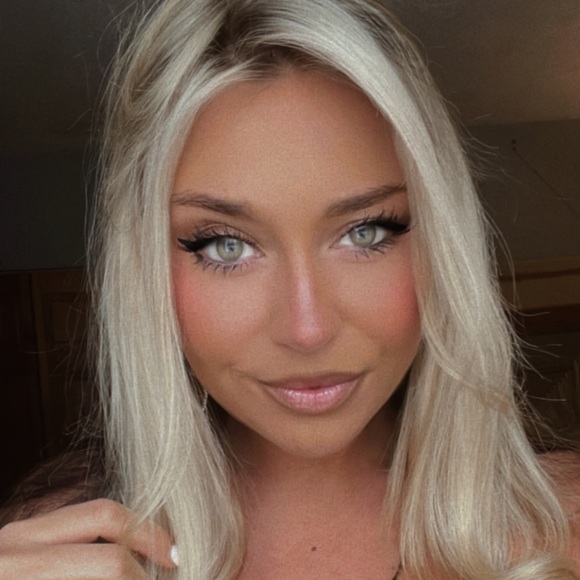 Profile Picture of Nicole Hyland (@n_hyland) on Poshmark