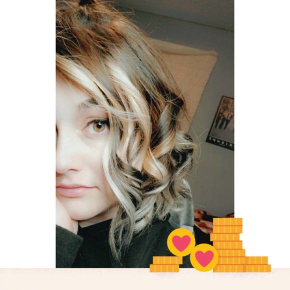 Profile Picture of Lexi Walters (@simplylexi22) on Poshmark
