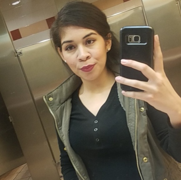 Profile Picture of Karla Javier (@karlajavier1) on Poshmark