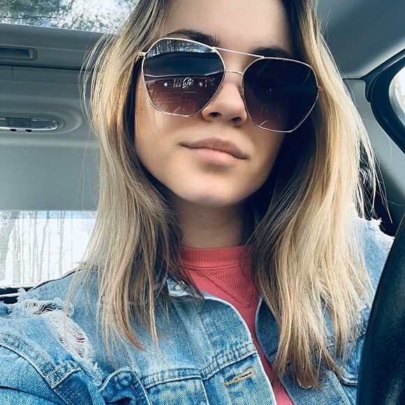 Profile Picture of Shawna Deeds (@sdeeds0920) on Poshmark