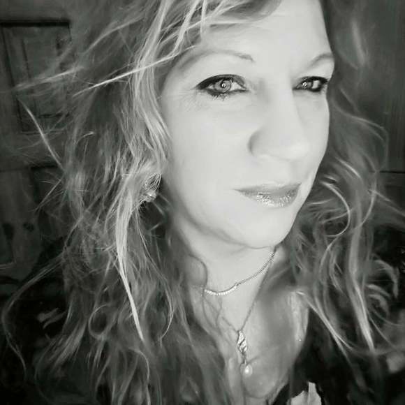 Profile Picture of Cindy Hylands (@hylandsco) on Poshmark