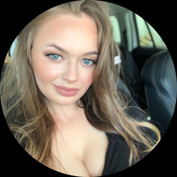 Profile Picture of Anna Khromova (@annak181000) on Poshmark