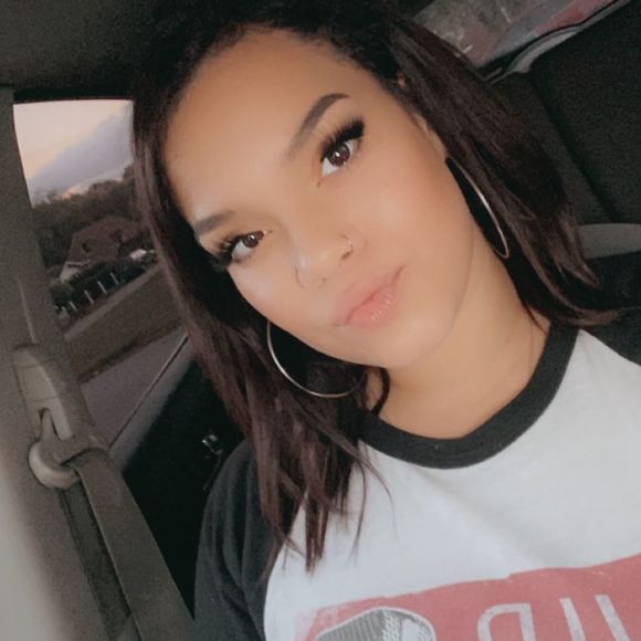 Profile Picture of Elizabeth Haines (@elizabethhai564) on Poshmark