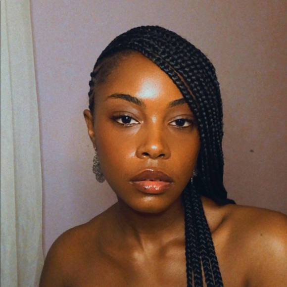 Profile Picture of Leeanna Singleton (@leevnnv) on Poshmark